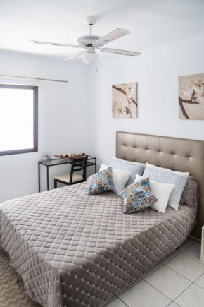 Spacious 3 bedroom apartment in Puerto de Santiago. Walk to the beach. Fast WiFi, Netflix, workstation.